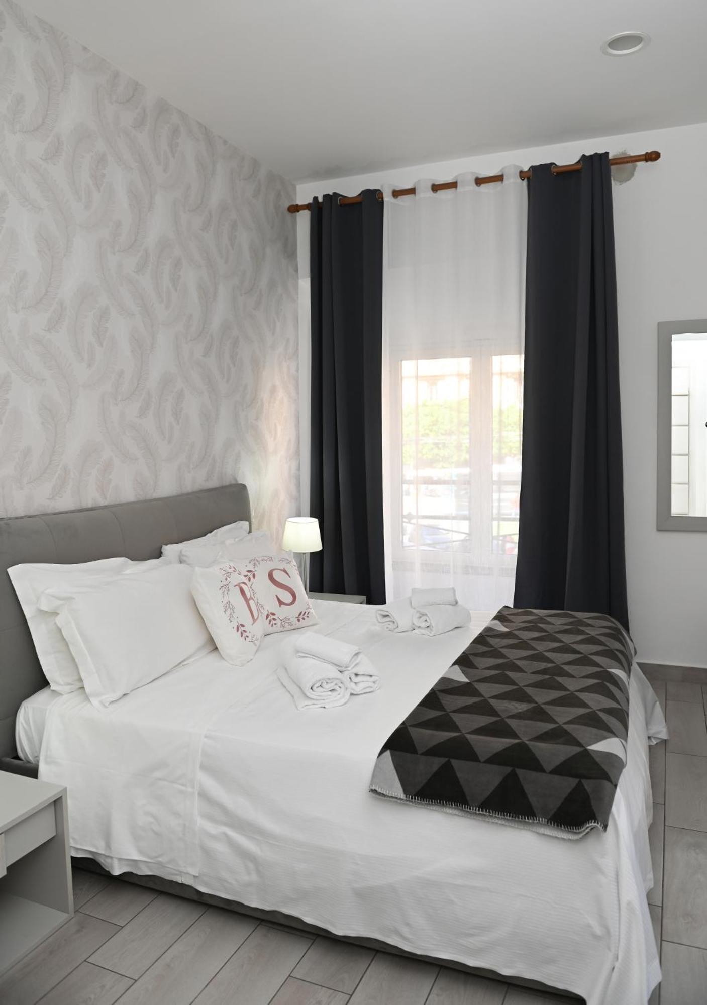 B&B Bovio Square XIV Napoli Bagian luar foto